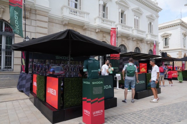 Skomovil acerca a sus clientes al corazón de la Vuelta en la etapa Cartagena-Lorca