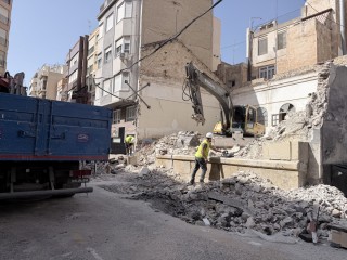 Elche reabre al tráfico la calle Almórida tras retirar la fachada de Riegos El Progreso