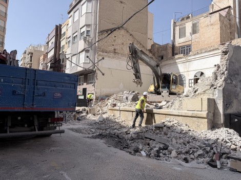 Elche reabre mañana al tráfico la calle Almórida tras retirar la fachada de Riegos El Progreso