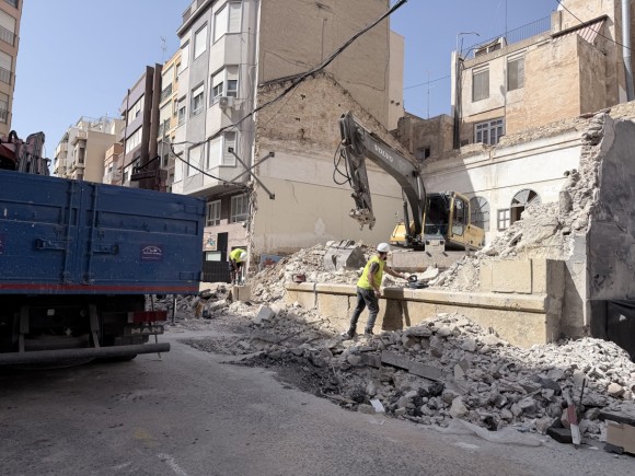 Elche reabre mañana al tráfico la calle Almórida tras retirar la fachada de Riegos El Progreso