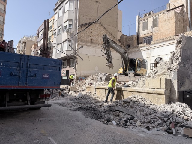 Elche reabre al tráfico la calle Almórida tras retirar la fachada de Riegos El Progreso