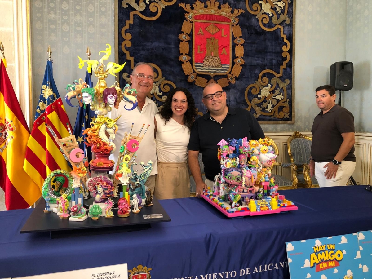 Espadero y Gómez, junto a la edil de Compromís, Sara Llobell, y el presidente de la Federació, David Olivares.