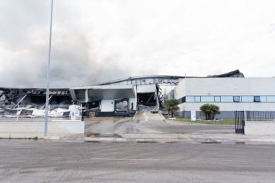La planta de Importaco de frutos secos en Vall d'Alba no supera los daños del incendio y cesa su actividad 