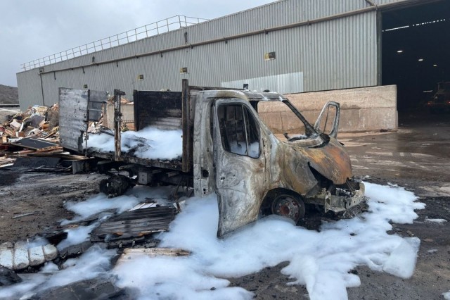 Un incendio en la planta de Lhicarsa en El Gorguel calcina un camión y afecta a una nave