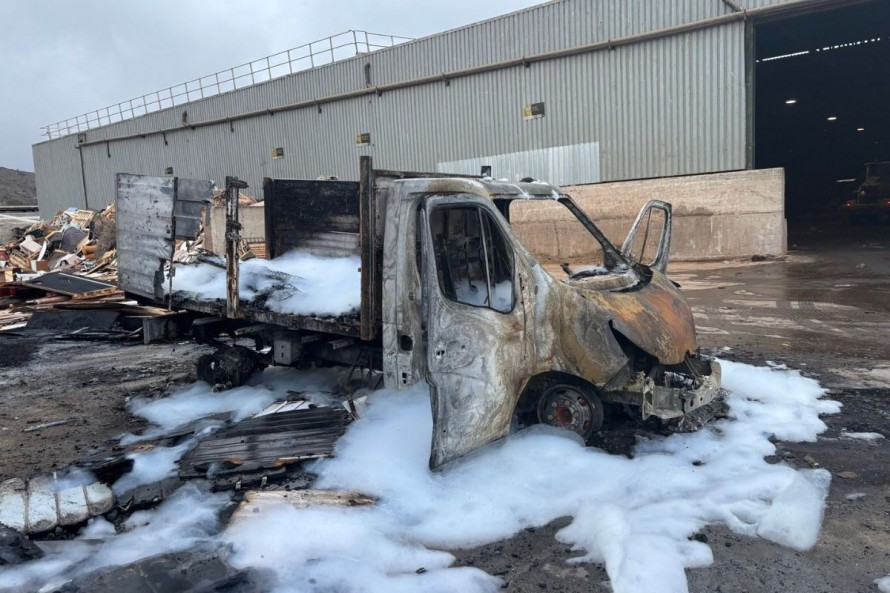 Un incendio en la planta de Lhicarsa en El Gorguel calcina un camión y afecta a una nave