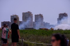 Los bomberos controlan puntos calientes e intentan aún extinguir el incendio de El Saler
