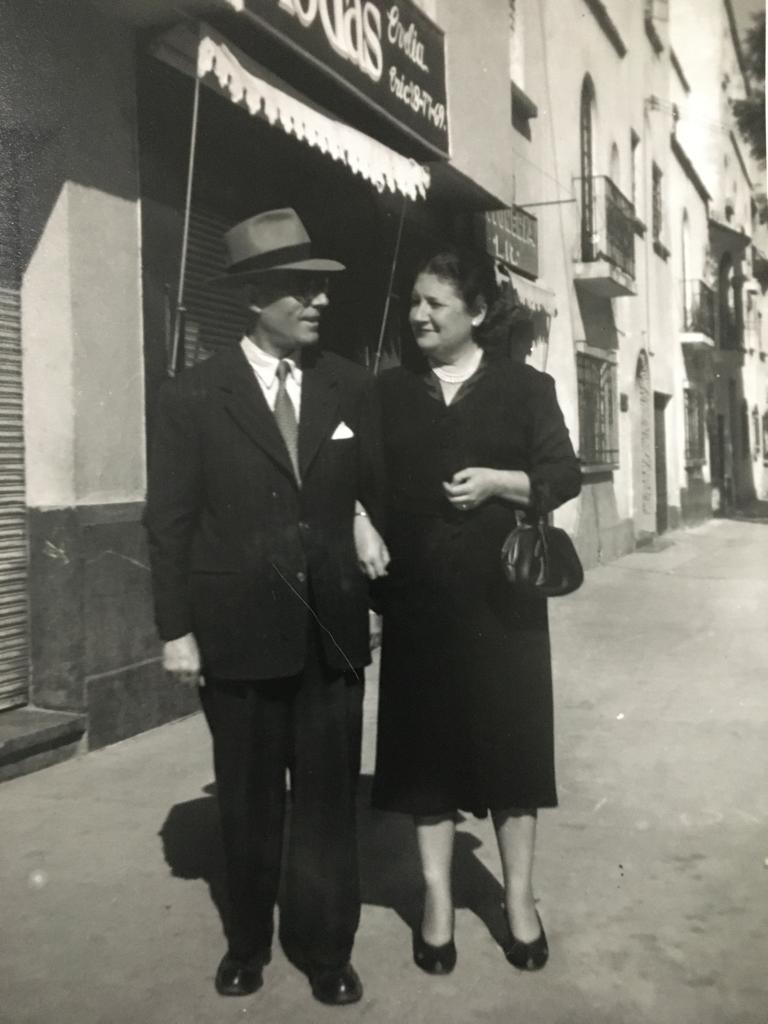José Alonso y su esposa Concepción Sellés paseando por Alicante antes de la Guerra Civil. 