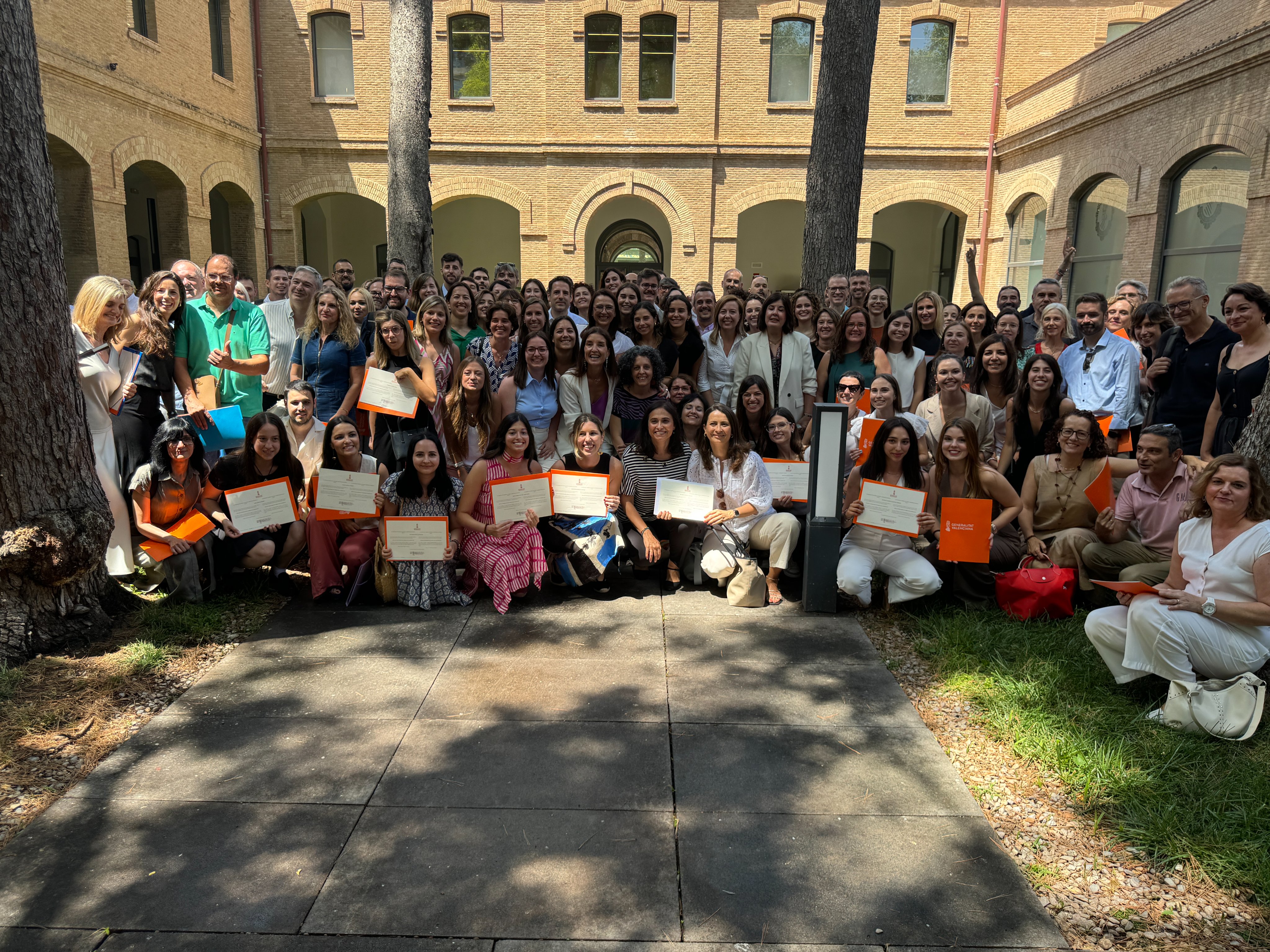 Ruth Merino, este viernes, junto a los nuevos funcionarios. Foto: GVA - 