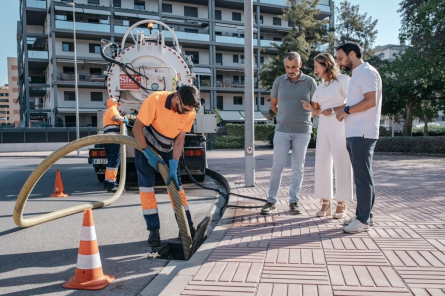 Castelló revisa los más de 14.000 imbornales de la ciudad con limpieza preventiva ante la época de lluvias