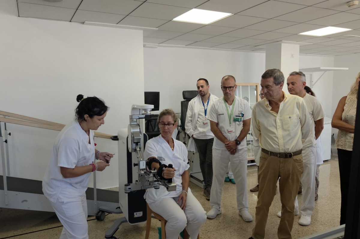 Gómez ha asistido a la demostración de un novedoso robot para rehabilitación.