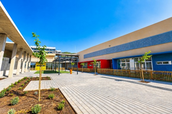 Alcossebre abre las puertas del curso escolar en el CEIP La Mola con un nuevo edificio de 4,2 millones