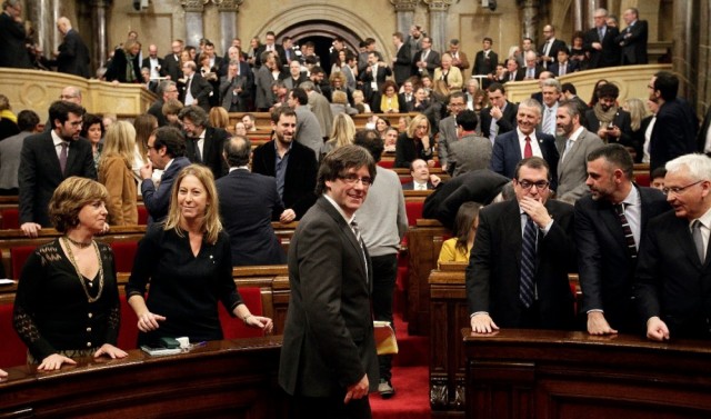 Cataluña paga 300 puntos más que Valencia por los mismos bonos