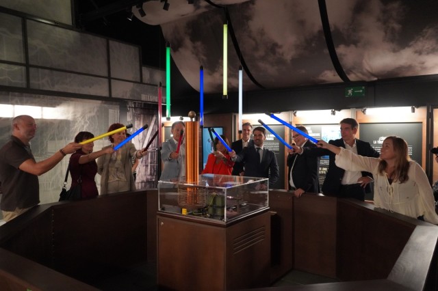 La exposición que echa ‘chispas’ en Murcia: el genio de Tesla ilumina la Avenida de la Libertad