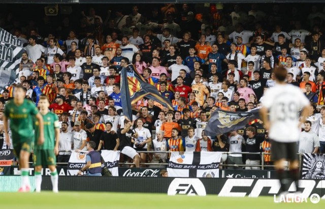 Mestalla recibe al Barça en plena tormenta