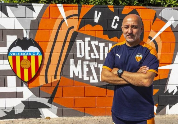 El Valencia Femenino confirma que Oliva no seguirá de entrenador pero sí de director deportivo
