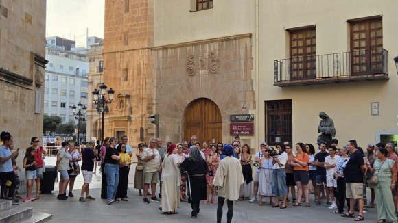 Castelló reúne a 50 participantes y llena la primera visita teatralizada del 775 aniversario