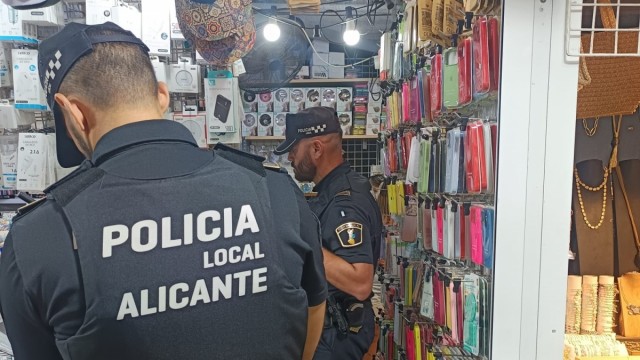La Policía Local de Alicante interviene 50.000 falsificaciones valoradas en más de dos millones