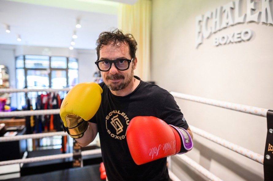 Javi, de pionero del comercio electrónico a montar una tienda de boxeo con un ring dentro