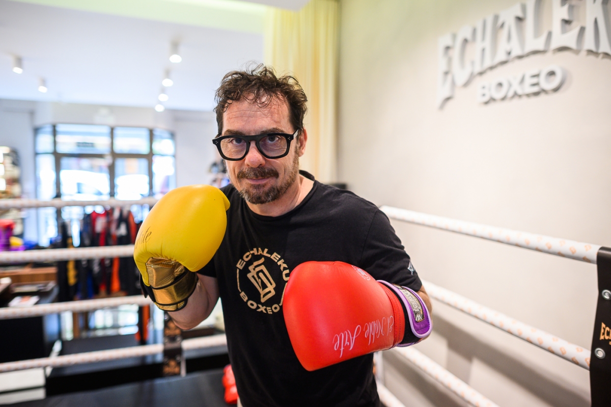 Javi, de pionero del comercio electrónico a montar una tienda de boxeo con un ring dentro