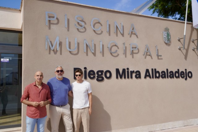 La Piscina Municipal de Santomera ya luce el nombre del nadador Diego Mira