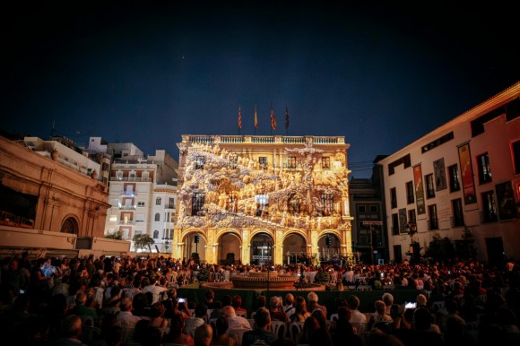 Castelló recuerda su fundación en una proyección con la fachada del Ayuntamiento como lienzo