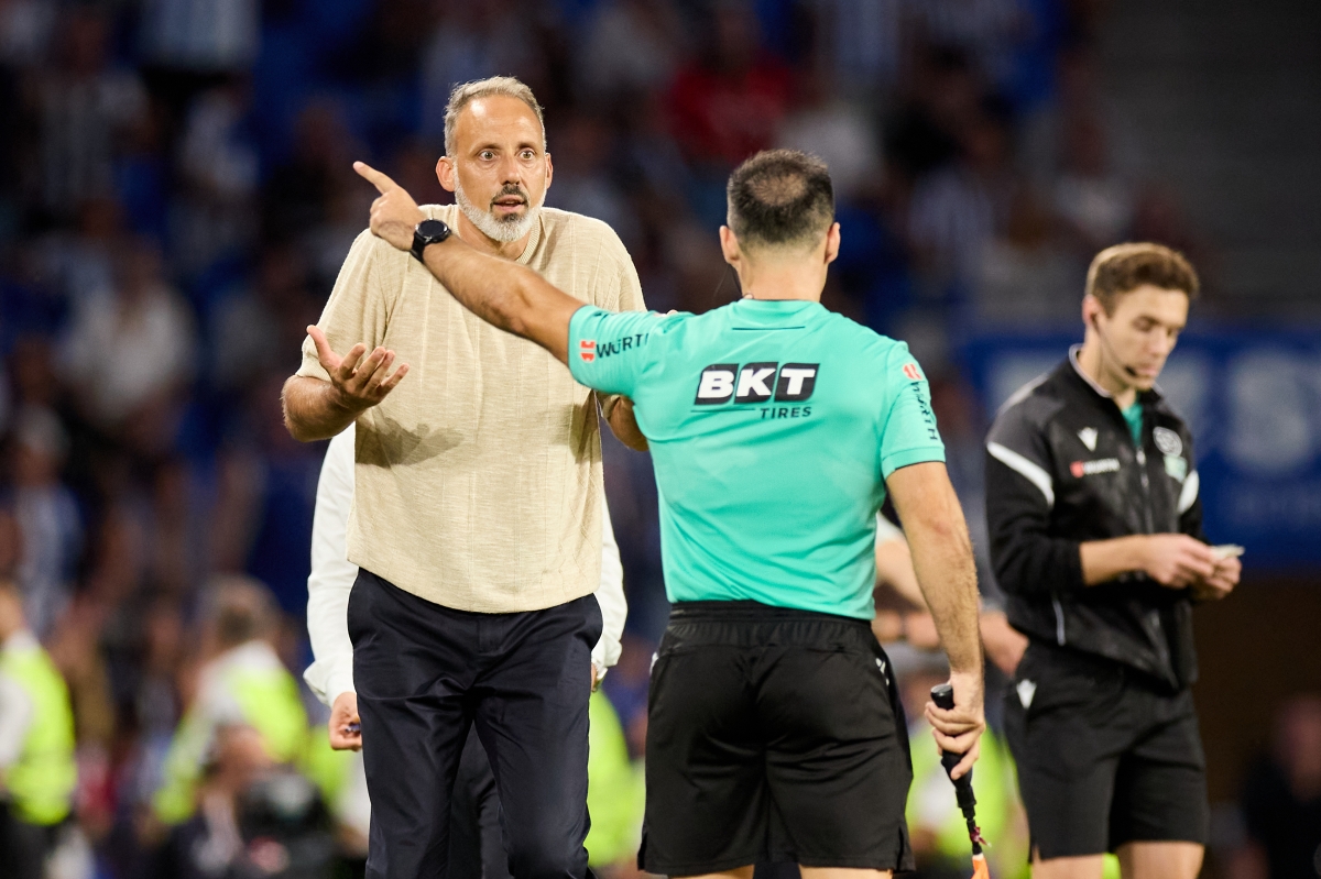 El entrenador de la Real Sociedad discute una decisión arbitral