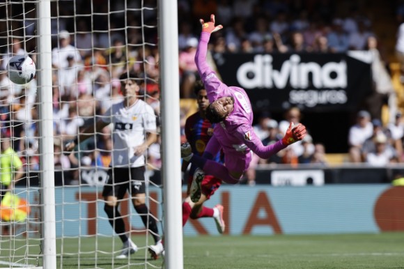 El Valencia CF se lleva una 'manita' del Barça y es colista