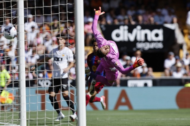 El Valencia CF se lleva una 'manita' del Barça y es colista