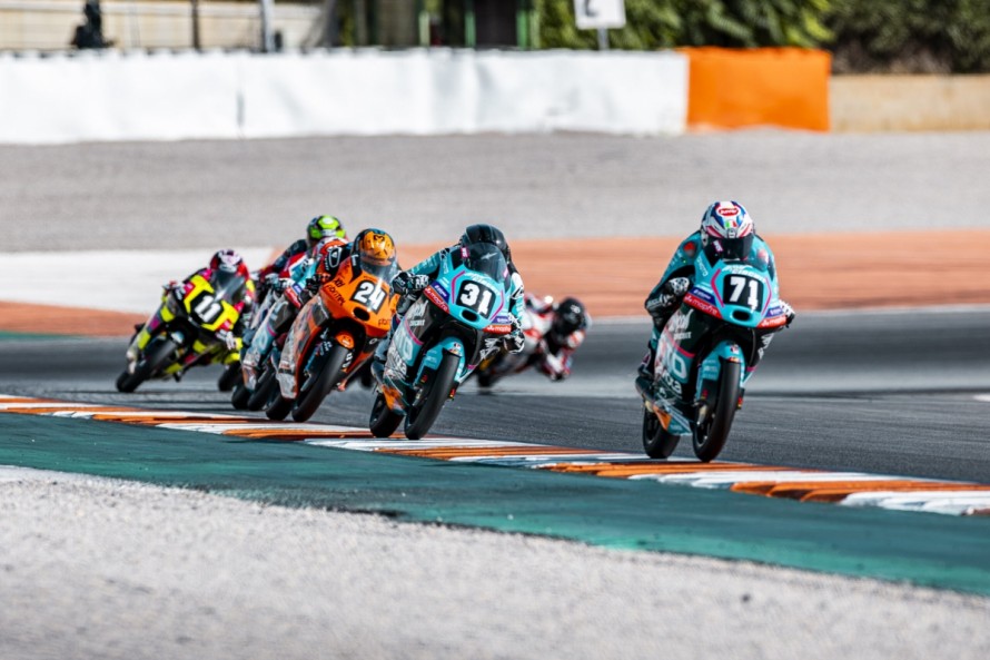 Doblete de Carlos Cano en el festival del Aspar Team en las carreras de MotoJunior en el Circuit