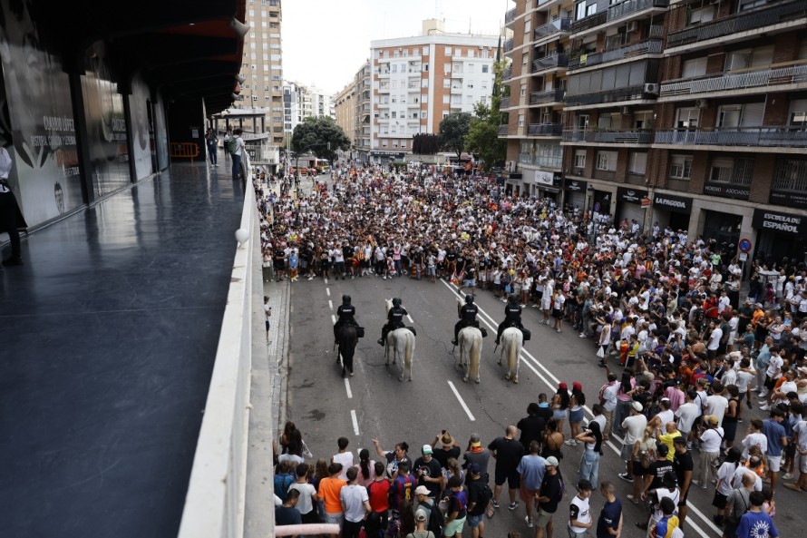 Cerca de 2.000 de valencianistas protestan fuera de Mestalla por la gestión y resultados