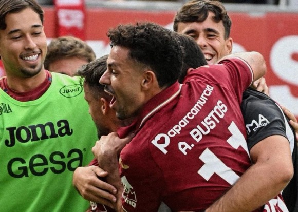 Borrachera de goles y liderato: el Real Murcia arrolla al Teruel e ilusiona a su afición