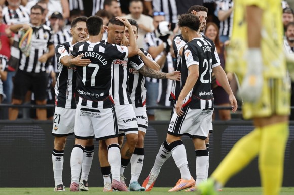 El Castellón doblega con brillantez al Albacete y se alza con el liderato