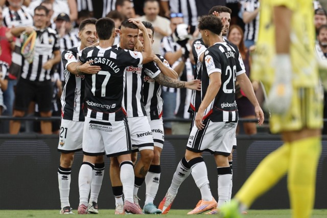 El Castellón doblega con brillantez al Albacete y se alza con el liderato
