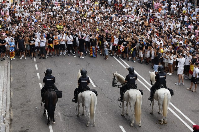 El autobús del Valencia sale escoltado de Mestalla y por una puerta distinta a la habitual