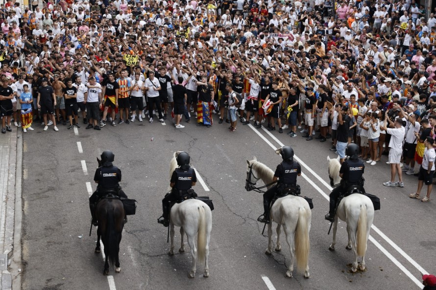 El autobús del Valencia sale escoltado de Mestalla y por una puerta distinta a la habitual