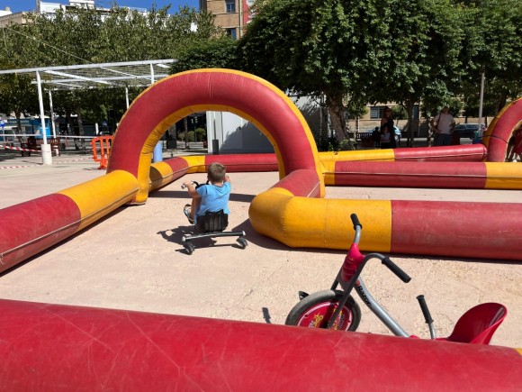 Murcia estrena una gran zona infantil gratis en el Jardín Chino con tirolina hinchable, futbolín humano, circuito de triciclos y más actividades