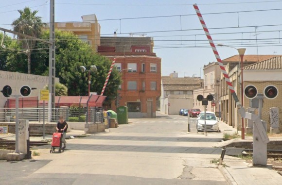 Adif destina 8,7 millones a eliminar el paso a nivel de Sollana y construir un paso inferior