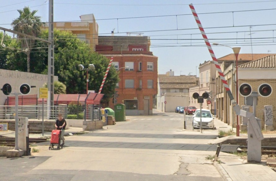 Adif destina 8,7 millones a eliminar el paso a nivel de Sollana y construir un paso inferior