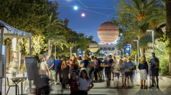 Escuchar el cerebro de un gusano o viajar por el sistema solar: 80 experiencias para vivir la ciencia 