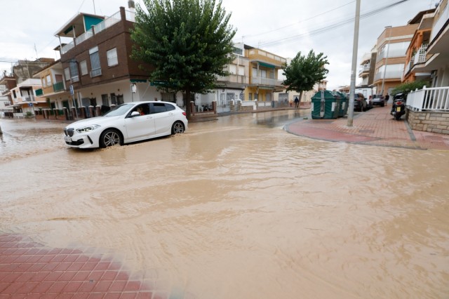 Los Alcázares pide no ir a recoger a los niños al colegio si se activa la alerta naranja por lluvias