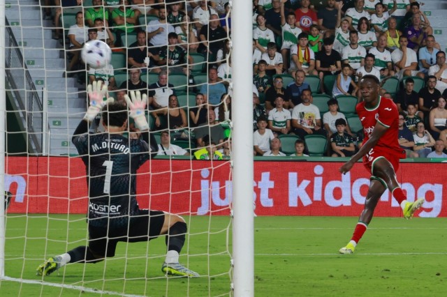 El Elche CF paga caro su enésimo sainete defensivo
