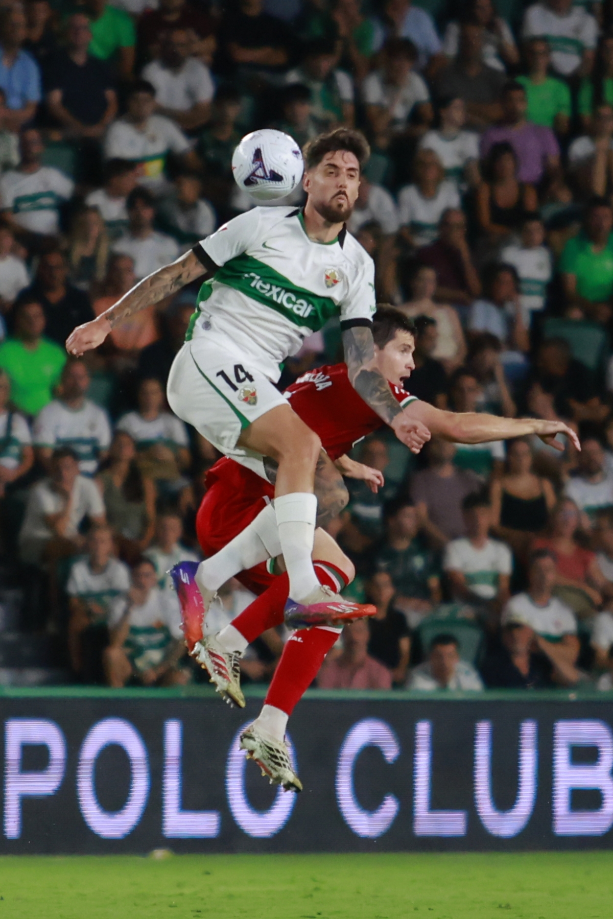 Niño y Zubldia pelean por un balón