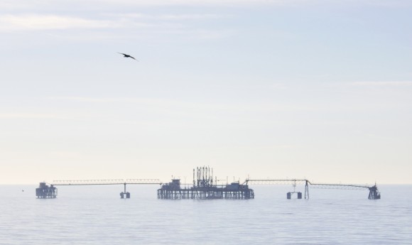 bp desmantela la antigua isla de amarre frente a la costa de Castellón tras finalizar su vida operativa