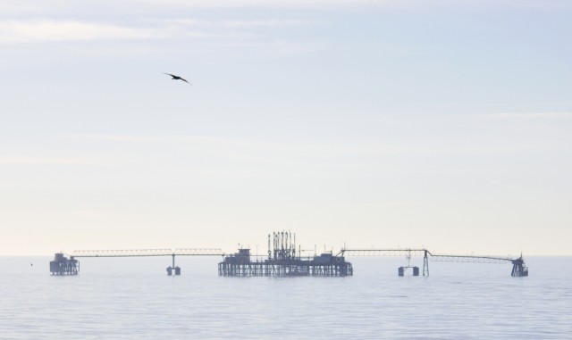 bp desmantela la antigua isla de amarre frente a la costa de Castellón tras finalizar su vida operativa