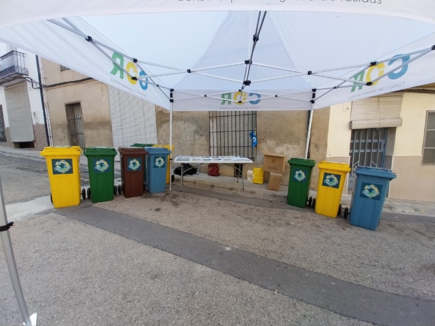El COR dispone más de un centenar de contenedores en 93 municipios para la separación de residuos en sus fiestas
