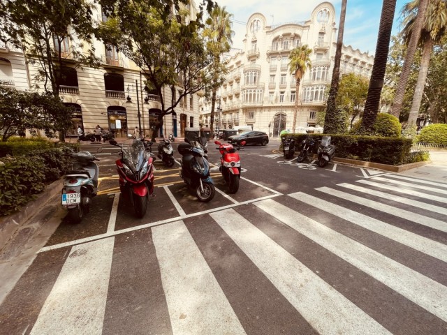 El gobierno local destaca que las calles adyacentes a Colón recuperan 200 plazas de aparcamiento para motos