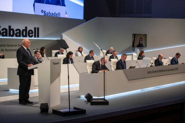 El Sabadell defiende el valor de su proyecto en solitario ante accionistas minoritarios de Alicante