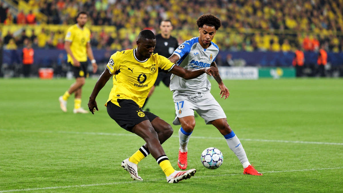 Buchanan brega con Guirassy. - Foto: UEFA Buchanan brega con Guirassy.