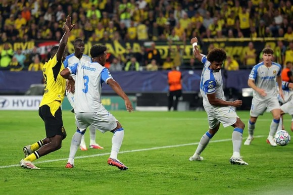 El Villarreal debuta con derrota en Champions tras plantarle cara al Dortmund