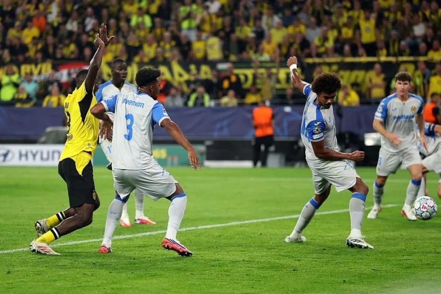 El Villarreal debuta con derrota en Champions tras plantarle cara al Dortmund